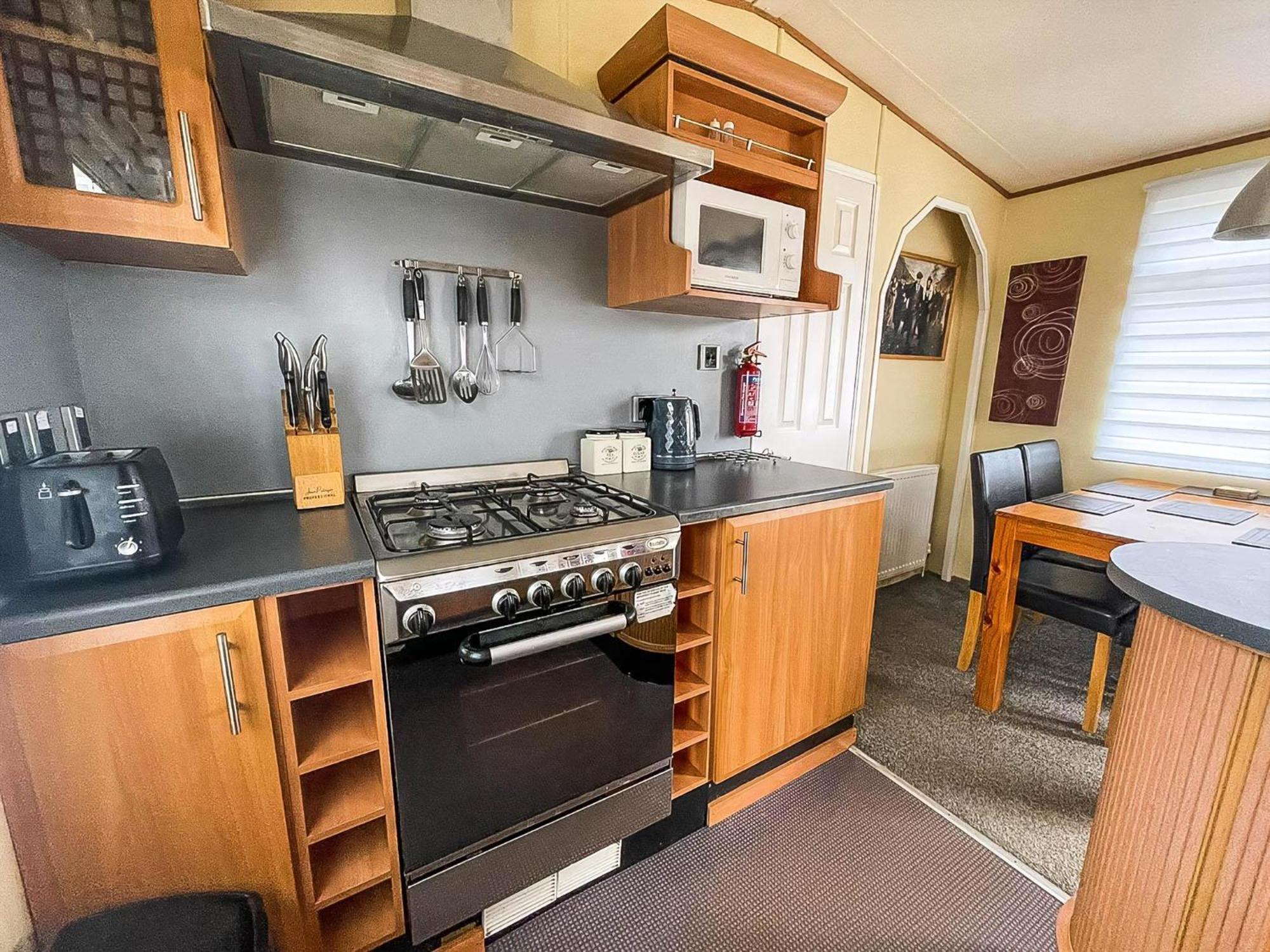 Great Dog Friendly Caravan To Hire With Field Views In Norfolk Ref 10132B Belton with Browston Exterior photo